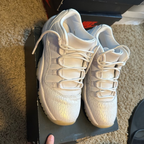 Low Jordan 11s